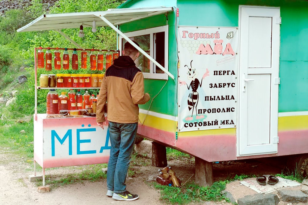На дороге в районе Токтогула много пасек и продают отличный мед