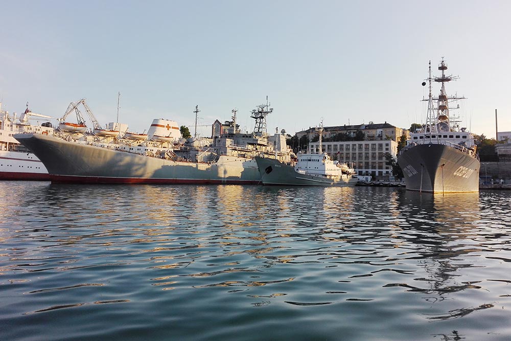 Корабли ВМФ России в Севастопольской бухте вблизи кажутся нереально огромными