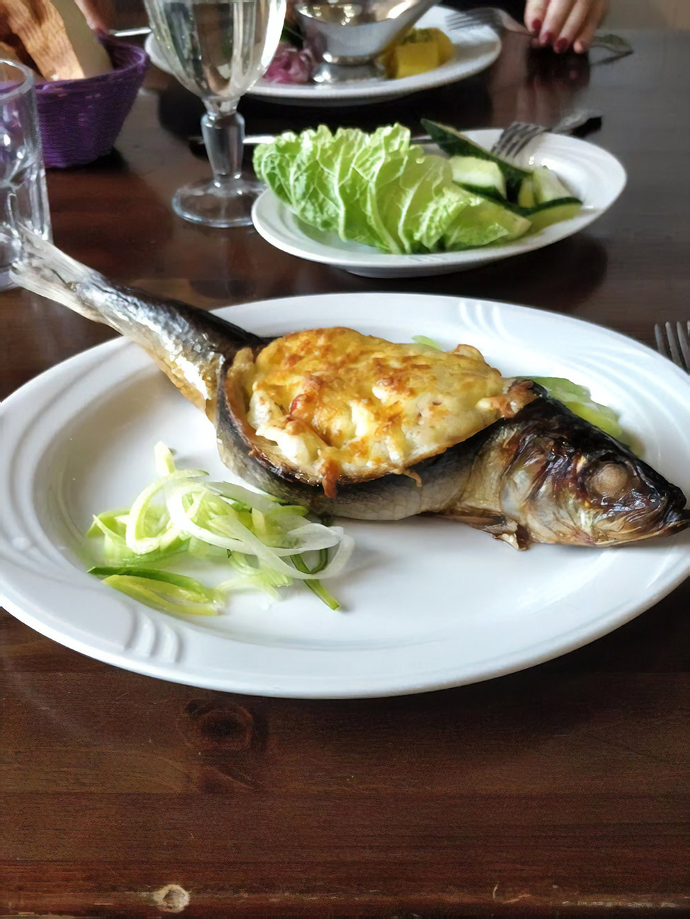 Муж заказал сельдь по-деревенски — вкусно, но много костей. Стоимость блюда — 310 рублей