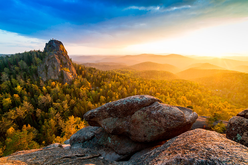 Вид на скалы в заповеднике Столбы. Источник: Shutterstock
