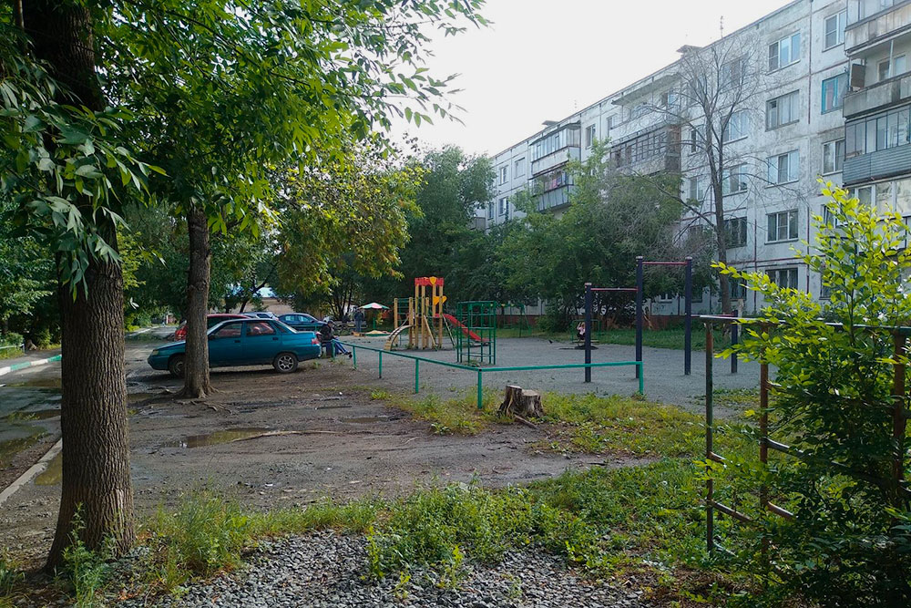 Новая детская площадка в моем старом дворе. На переднем плане справа — заросшая кустом старая «лазалка», на которой я выбивал ковры, когда жил в этом доме