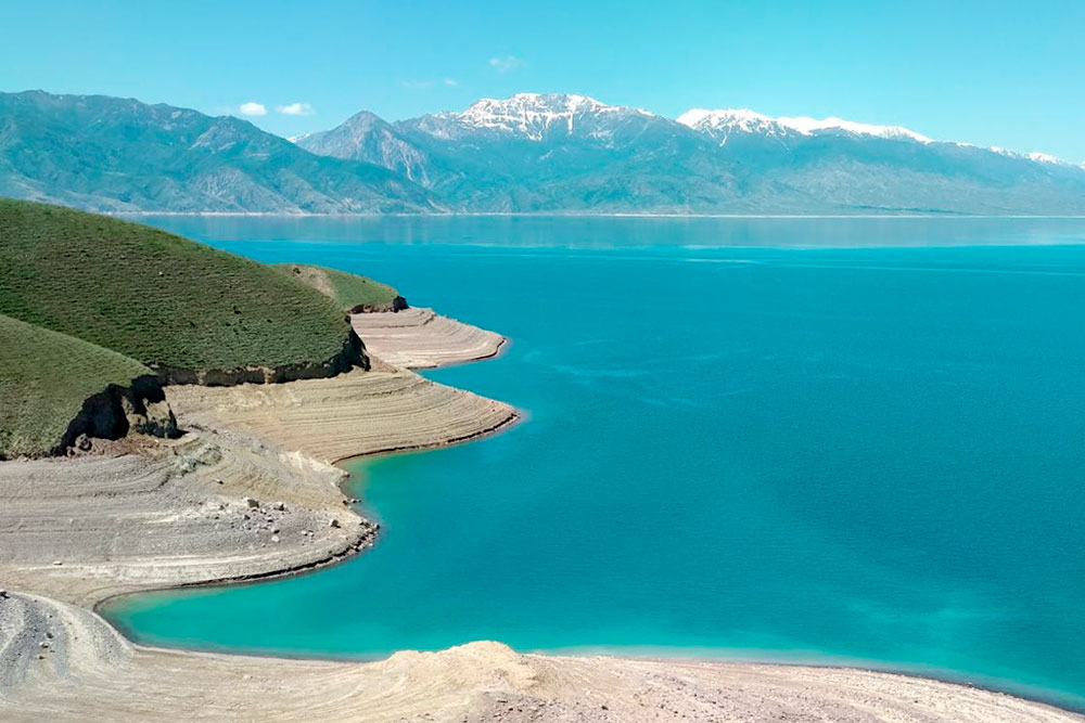 Это не «Фотошоп» или «Лайтрум»: вода в Токтогульском водохранилище на самом деле такая голубая