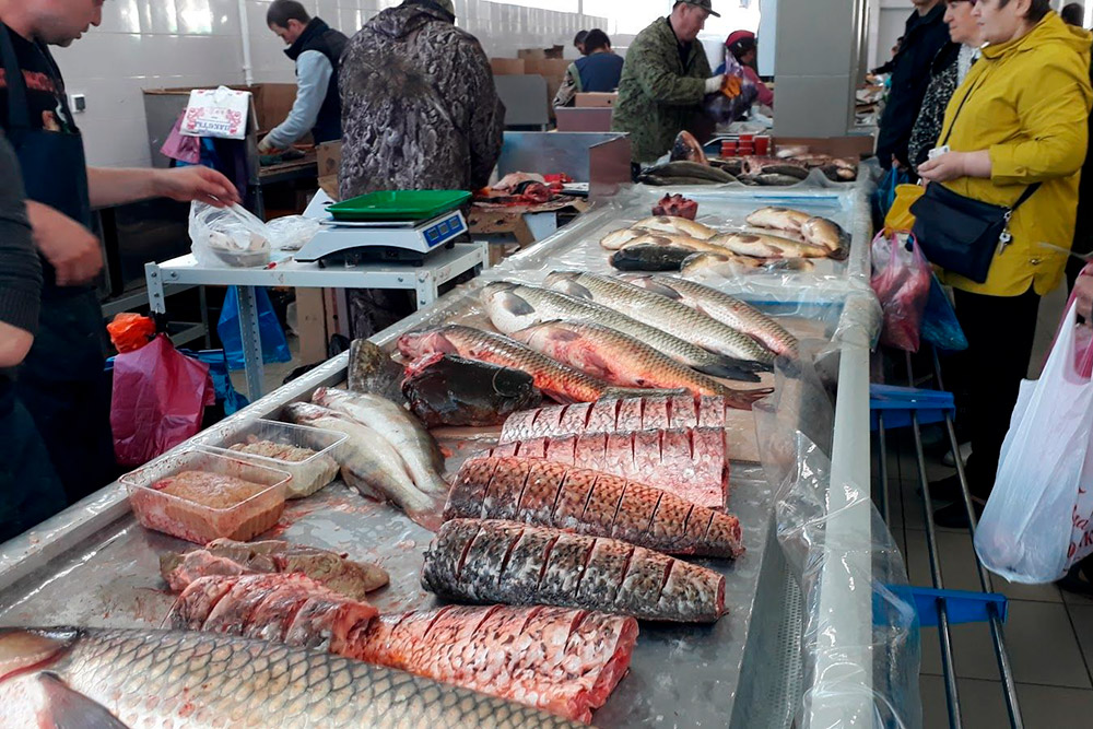 Цены на рынке бывают еще выше, чем в магазине. Одного продавца чуть не выгнали коллеги по цеху за попытку продавать клубнику не по 300 <span class=ruble>Р</span>, как все, а по 240 <span class=ruble>Р</span>