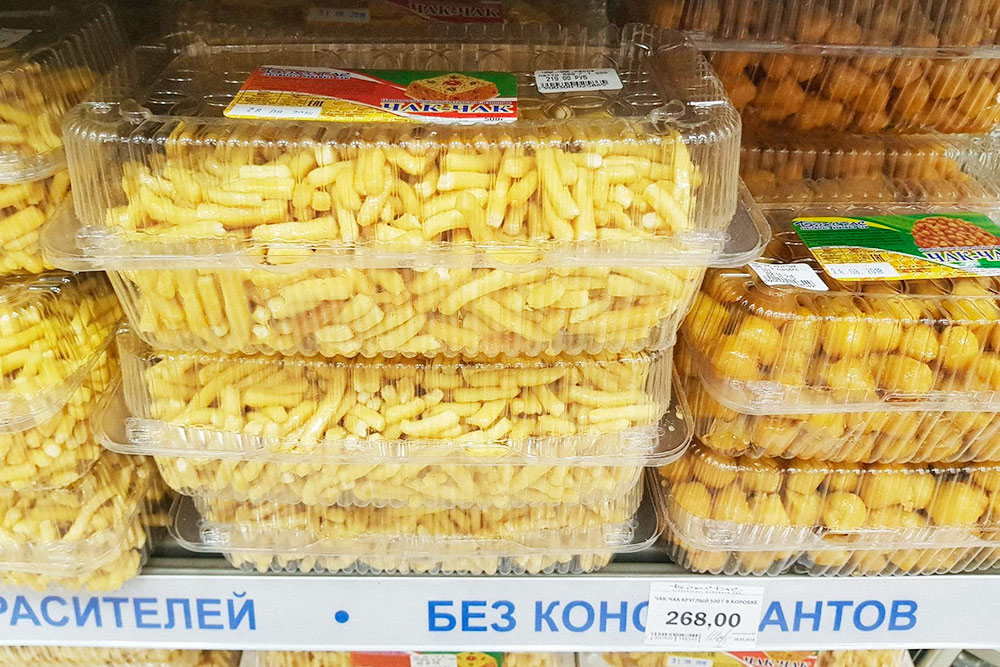 Чак-чак — популярный сладкий сувенир у туристов. Он хорошо хранится, поэтому его легко привезти в подарок родным и близким