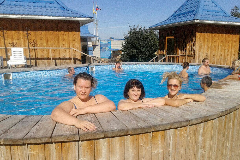 Мы с мамой и подругой из Хабаровска в Суворовских источниках. На фото — ранняя весна