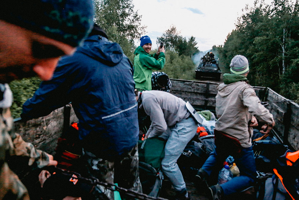 Едем в кузове камаза, а сзади уже догоняет вездеход с полицейскими из Улан-Удэ. Скоро мы на него пересядем и поедем до точки старта сплава. Фото: Александр Колбин