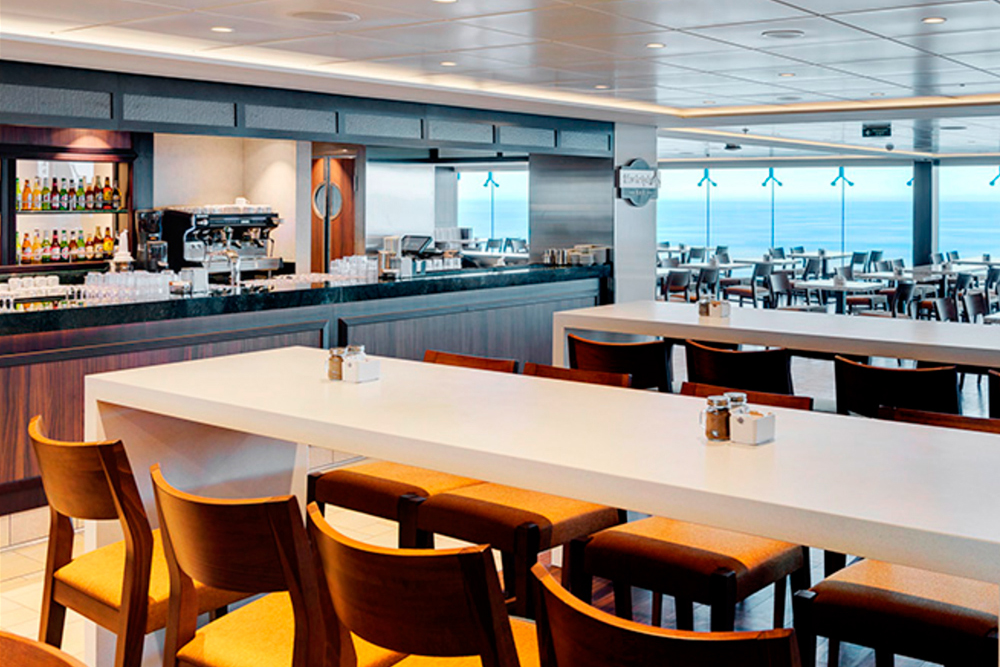 В буфете нет белых скатертей и официантов, но больше выбор еды. Фото: Msccruises