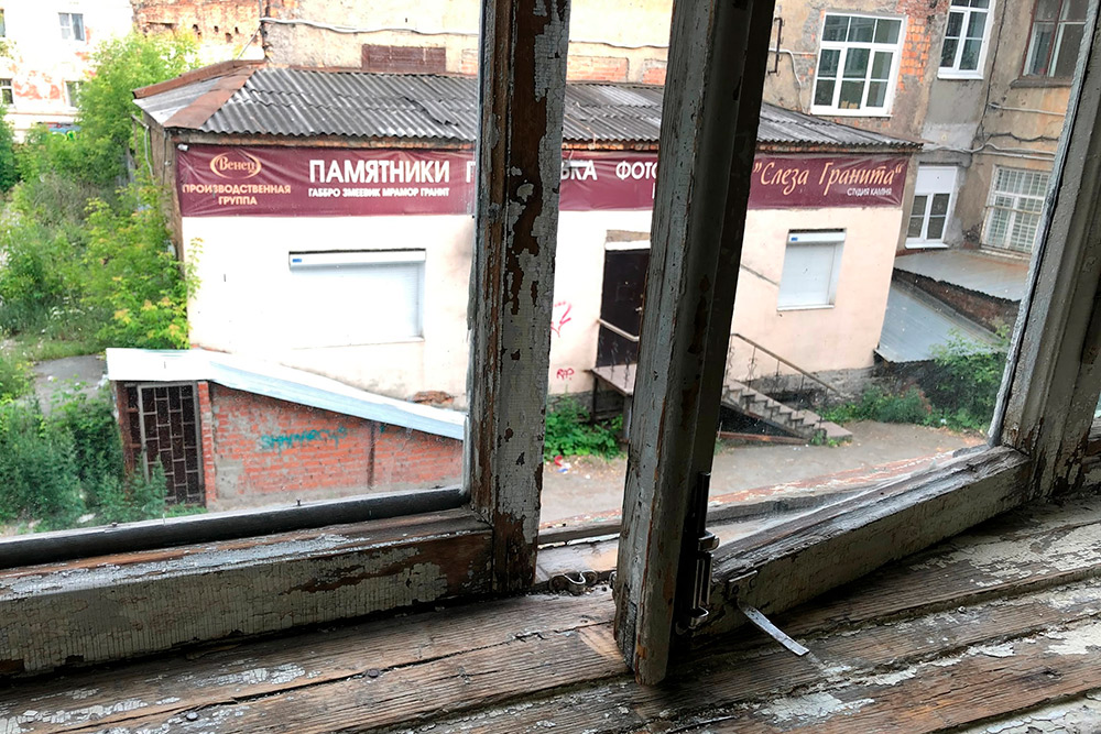 Шик бесплатной медицины: похоронная контора во дворе поликлиники № 3