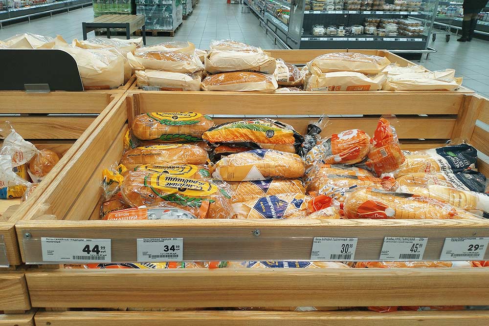 Батоны из гипермаркета весят 300 г, поэтому они не дешевле, чем в деревне