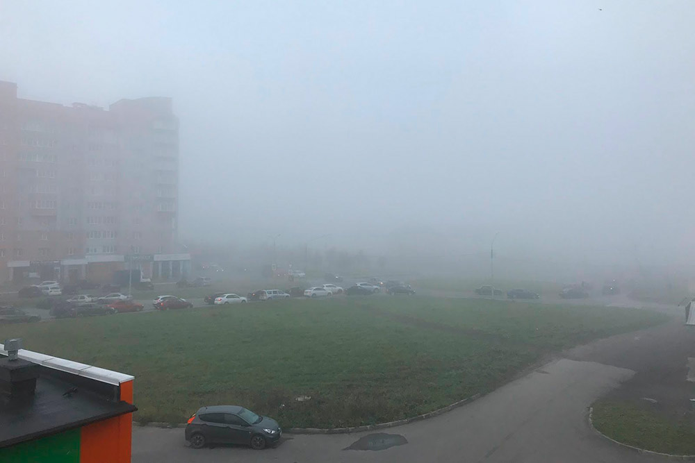 Где-то справа есть дорога, а за ней — небольшой частный сектор. Но это не точно