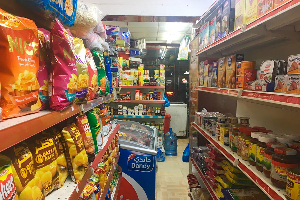 В бакалах продается много сладостей, снеков и законсервированных продуктов. Свежие овощи и фрукты лучше покупать в магазине