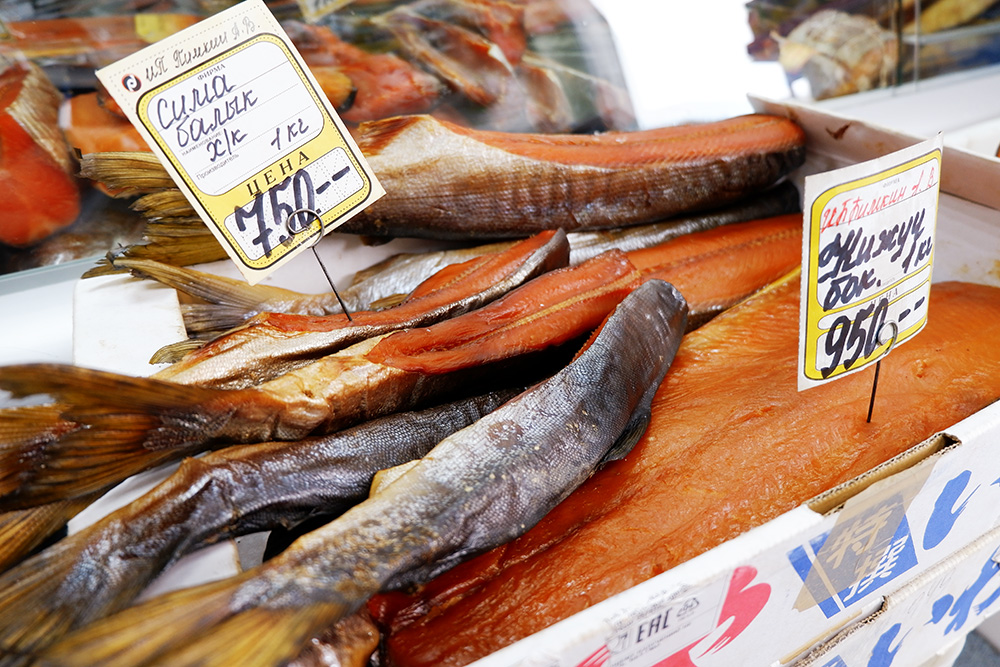 Сима — рыба семейства лососевых, но нежнее и вкуснее кеты и горбуши. Браконьеры подорвали популяцию симы, поэтому любительский лов рыбы ограничен. Продажа симы запрещена, но ею свободно торгуют. Стоимость одной рыбки в сезон — в мае и июне — 400 рублей