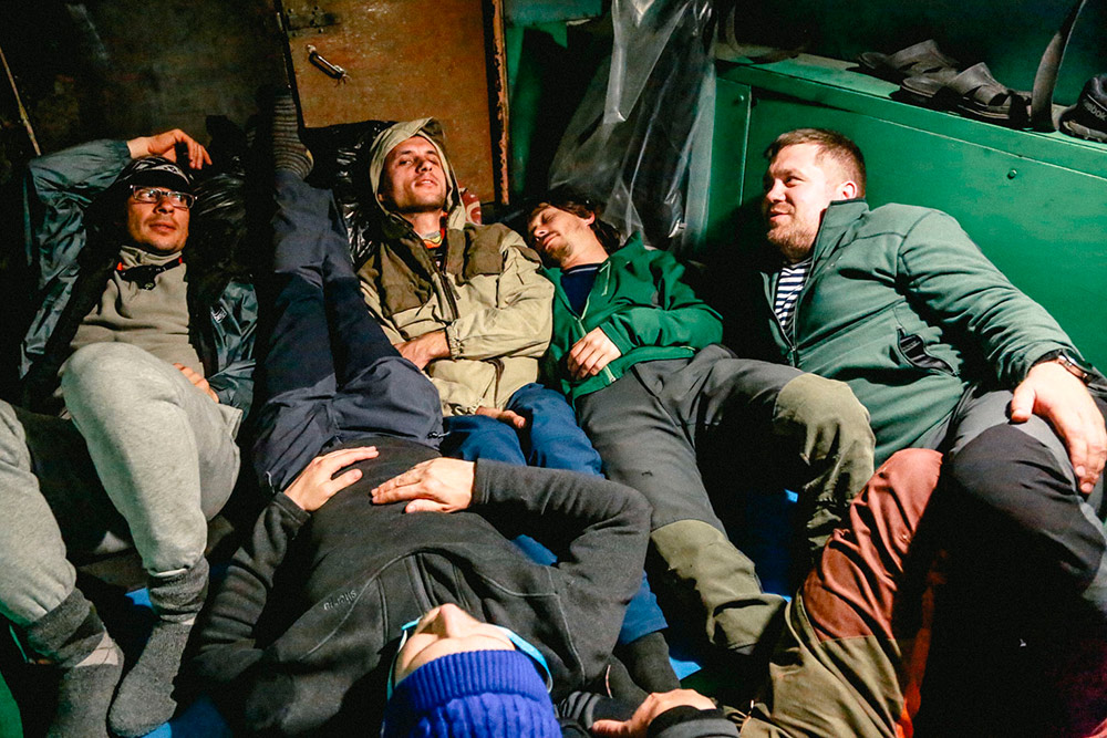 Внутри вездехода попытались уложиться и немного поспать. Так и ехали с полуночи до пяти утра. Фото: Александр Колбин