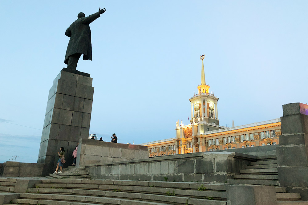 Площадь 1905 года. До Ленина на этом месте в разное время стояли скульптура Александра II, статуя Свободы, памятник Сталину, голова Карла Маркса, памятник «Освобожденный труд». Зимой рядом с Лениным устанавливают елку, а на площади строят ледовый городок. В остальное время года на булыжной мостовой площади находится парковка
