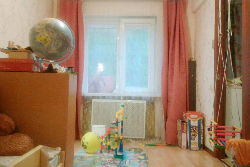 В квартире изначально было мало места, а после рождения ребенка одна из двух комнат оказалась полностью занята игрушками
