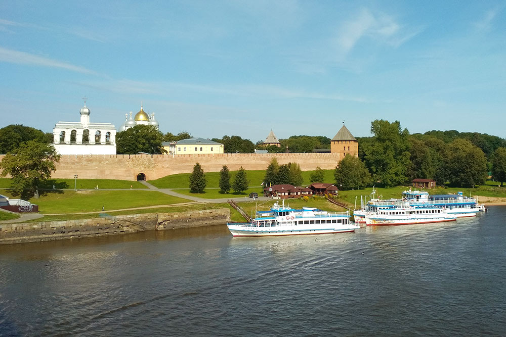 Вид с пешеходного моста через реку Волхов на Новгородский кремль и звонницу Софийского собора. Сам собор скрыт за деревьями