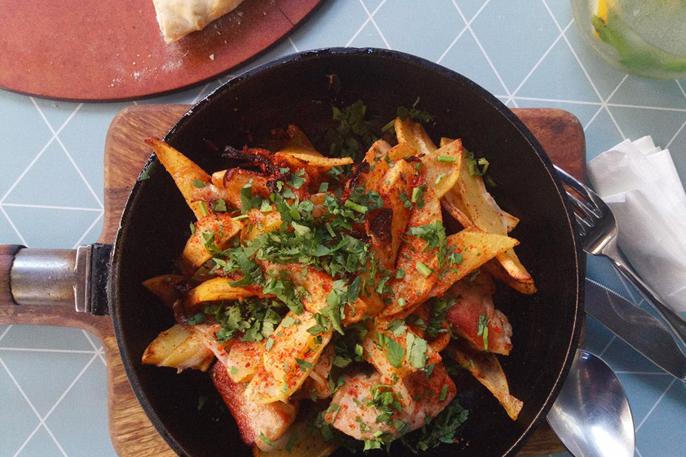Оджахури, жареная картошка с мясом, стоит 15 ₾ (358 р.)