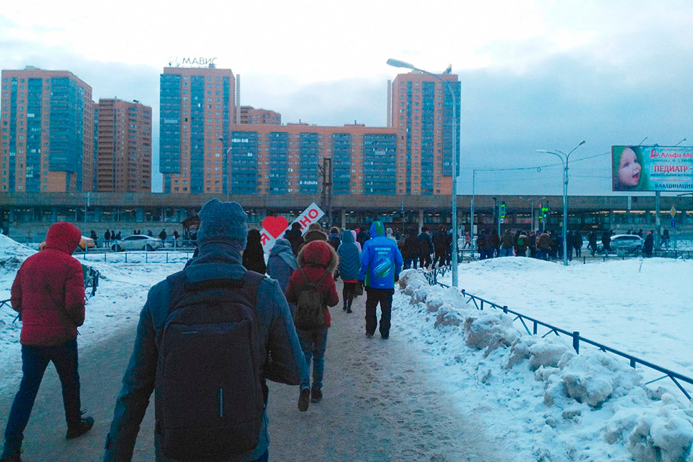 В Мурине много новостроек и много людей. С утра до вечера поток людей в метро и из метро практически не уменьшается. Фотографии я делал в марте