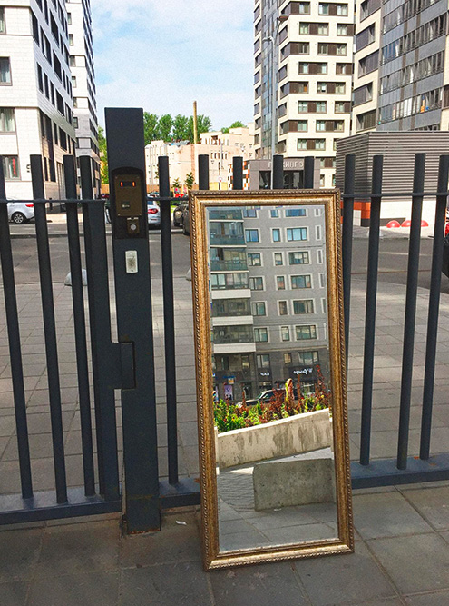 Почти дотащила зеркало до дома. Руки отваливаются, но чего не сделаешь ради экономии