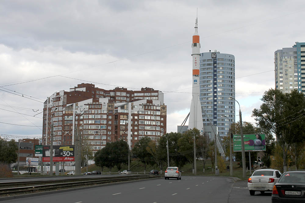В Самаре выставлена ракета-носитель «Союз». В ее основании находится здание, где расположен музей «Самара космическая». Около ракеты — скульптура летающей тарелки, фигуры космонавта и инопланетян