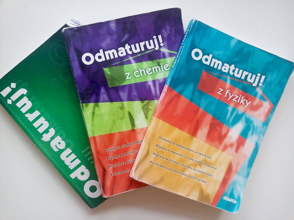 Каждая книга в среднем стоит 300 Kč, подержанные обошлись мне почти в два раза дешевле. Всего на подержанные учебники я потратила примерно 1000 Kč