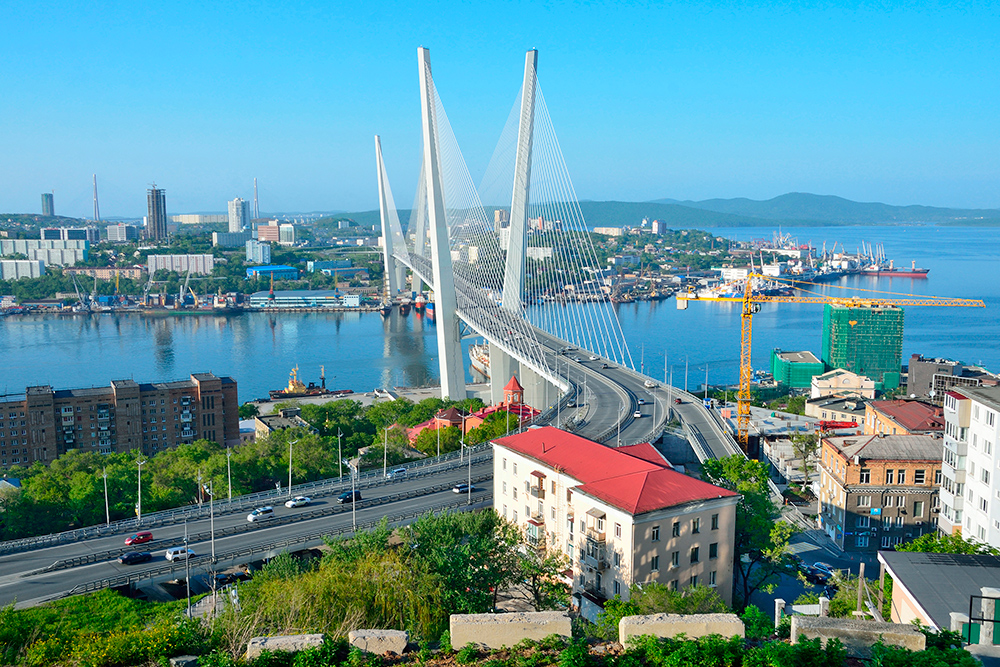Вид на Золотой мост с сопки Орлиное гнездо. Фото: Shutterstock