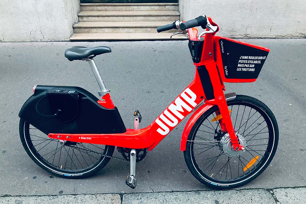 Электровелосипеды Jump, тоже от «Убера», — 1 € (87 <span class=ruble>Р</span>) разблокировка + 0,15 € (13 <span class=ruble>Р</span>) за каждую минуту. Легко найти и взять в основном приложении «Убера»