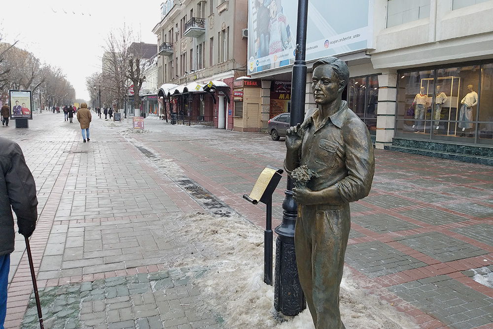 Памятник герою неофициального гимна Саратова — песни «Огней так много золотых»