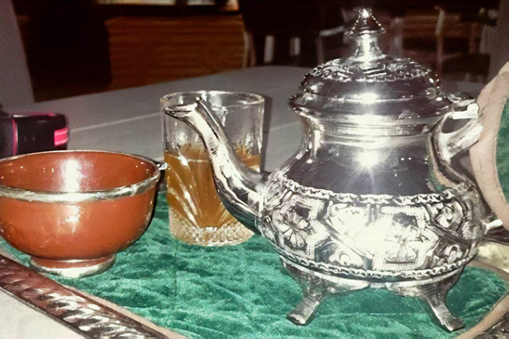 Марокканский чай — это зеленый чай с мятой и сахаром. Он очень сладкий и крепкий