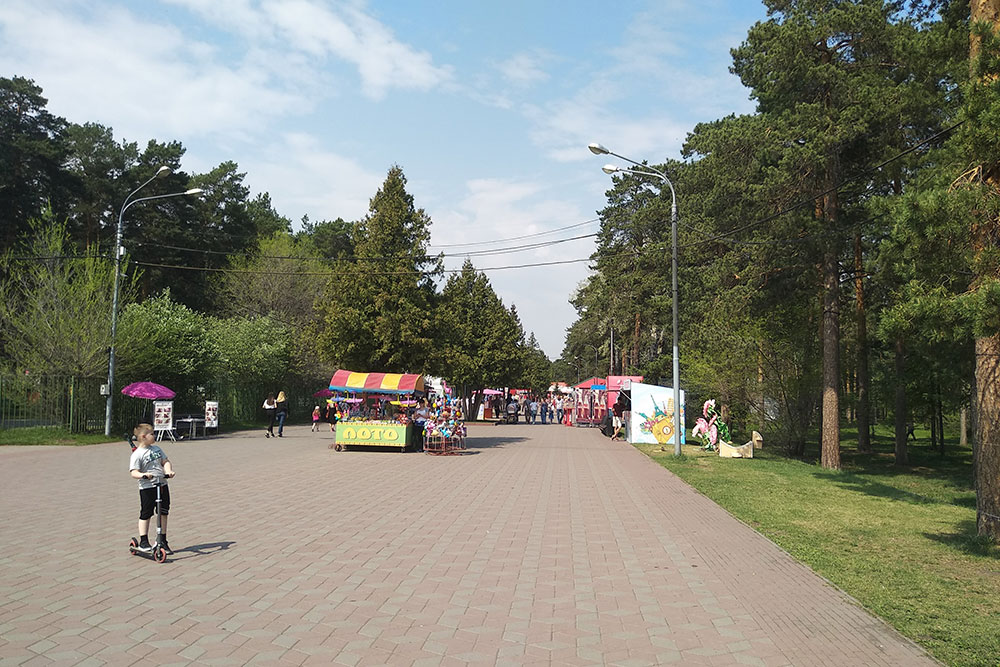 По краям и в центре дорожек в парке Гагарина — аттракционы и киоски с едой. Тут гуляют родители с детьми, парочки, школьники и студенты