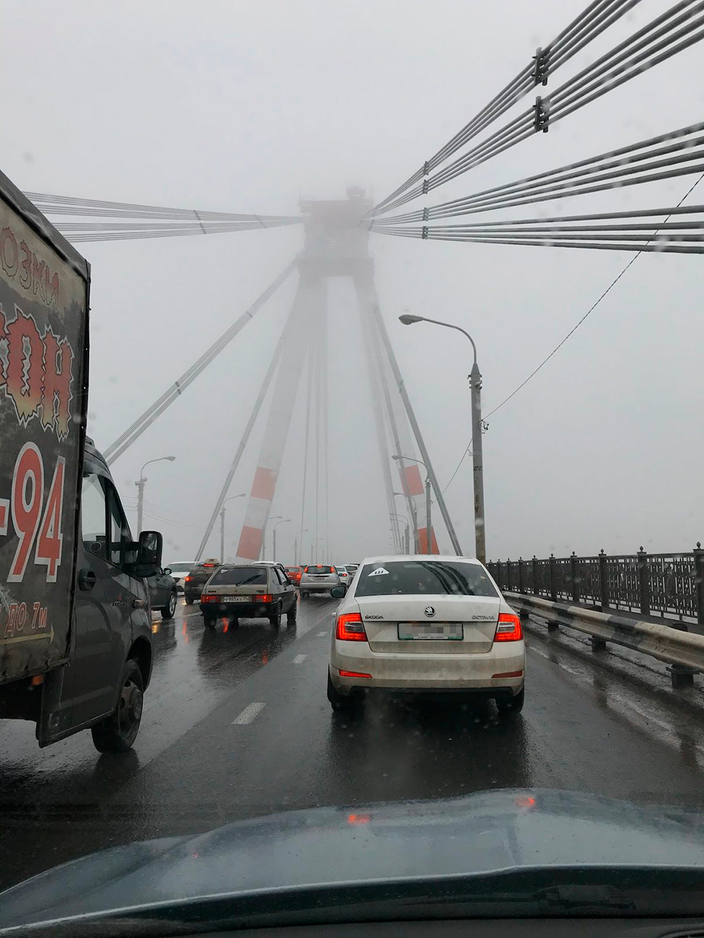 Часто по утрам туман настолько густой, что в пробке трудно разглядеть опору моста, даже если стоишь прямо около нее