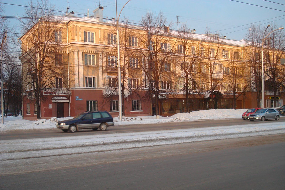 Офицерский дом, построенный в 30-х годах прошлого века на проспекте Ленина, 34, выделяется среди соседних хрущевок