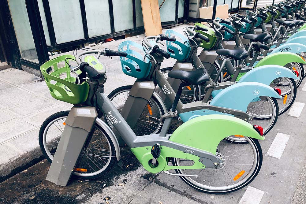 Велосипеды-ветераны от Velib. Они появились в Париже еще в конце 2000-х, поэтому условия их аренды не такие гибкие. Велики можно брать и оставлять только на специальных парковочных станциях, а оплачивать нужно картой через специальный автомат. Стоит это удовольствие 5 € (436 <span class=ruble>Р</span>) за 24 часа + 1 € (87 <span class=ruble>Р</span>) за первые 30 минут