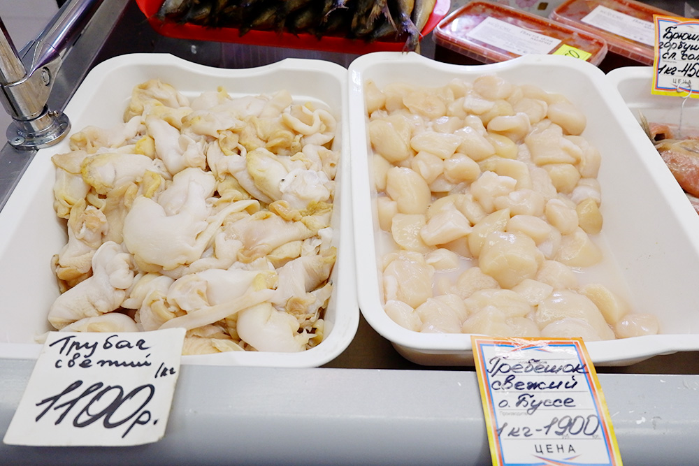 По ценникам на морепродукты понятно, почему рядовой сахалинец готовит крабовое мясо, гребешки и креветок только по праздникам