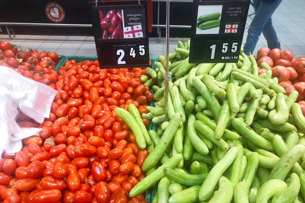 Флаг на ценнике указывает, что это продукция местного производства