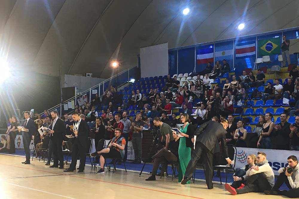 Судьи на чемпионате России — 2019 во время одного из финалов. Цифры на табличках обозначают место, которое каждый член жюри присваивает той или иной паре