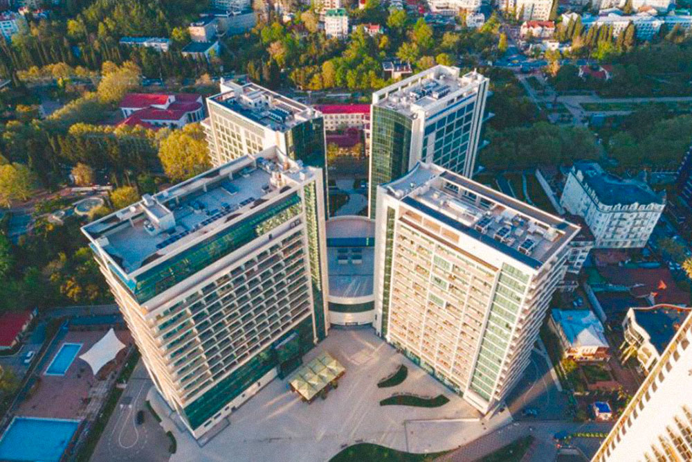 Российский олимпийский университет находится в центре Сочи, в таком же здании, что и четырехзвездочный отель «Меркюр»