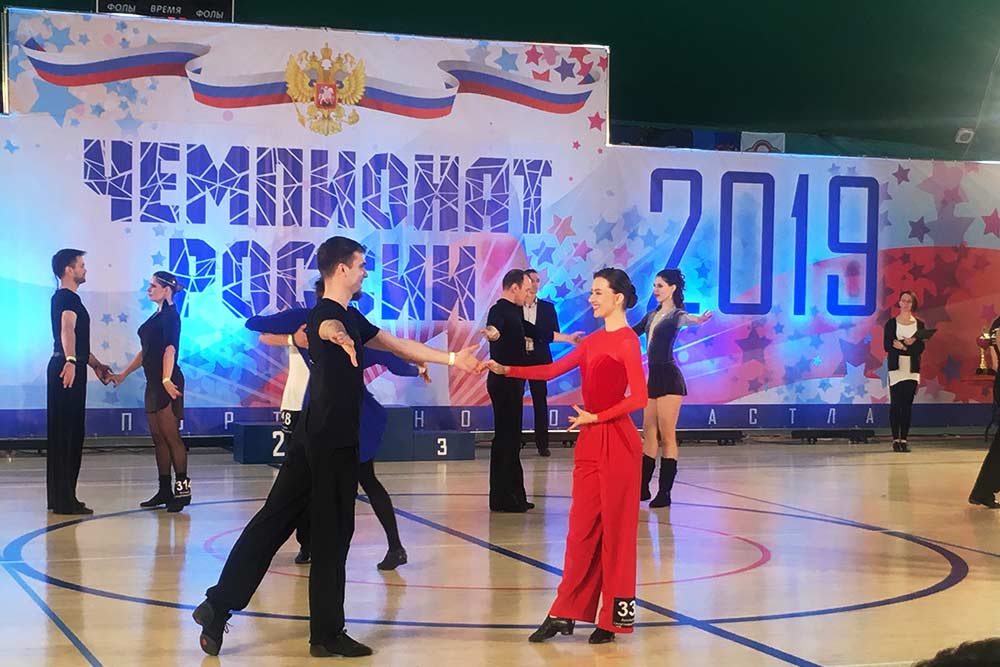 Выступление пар D-класса на чемпионате России 2019 года. Участники этого класса должны исполнять весьма непростую танцевальную схему, требующую долгих совместных тренировок