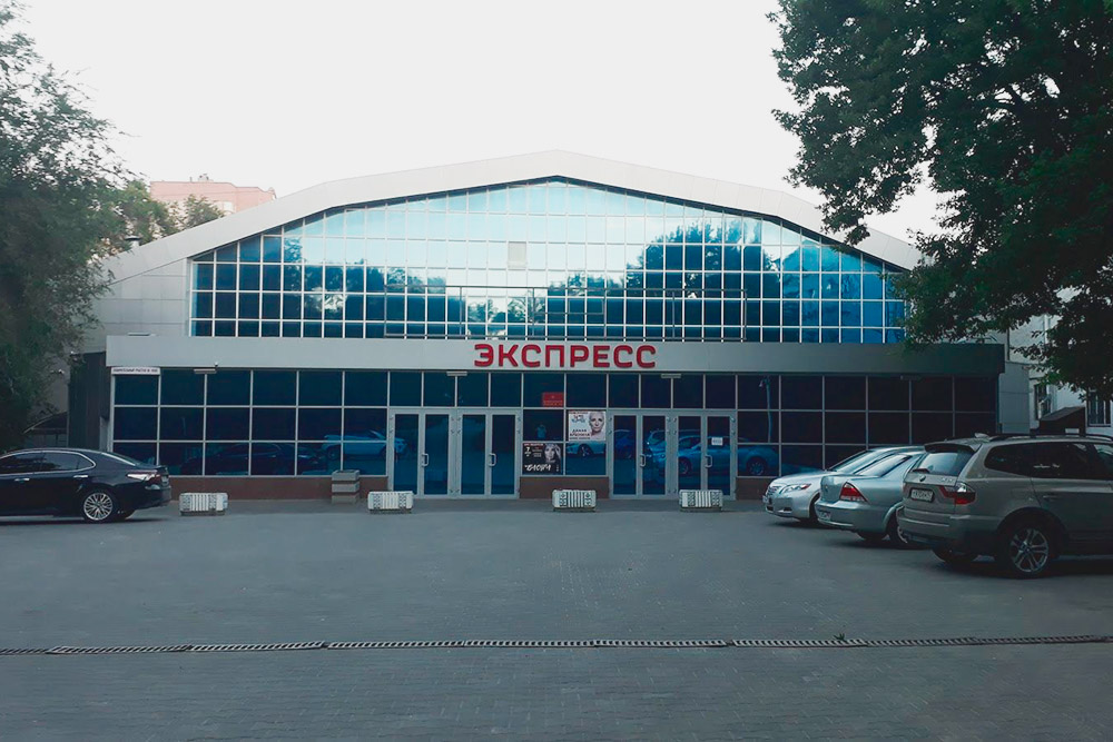 В часы мероприятий найти место для парковки у КСК «Экспресс» — целое испытание