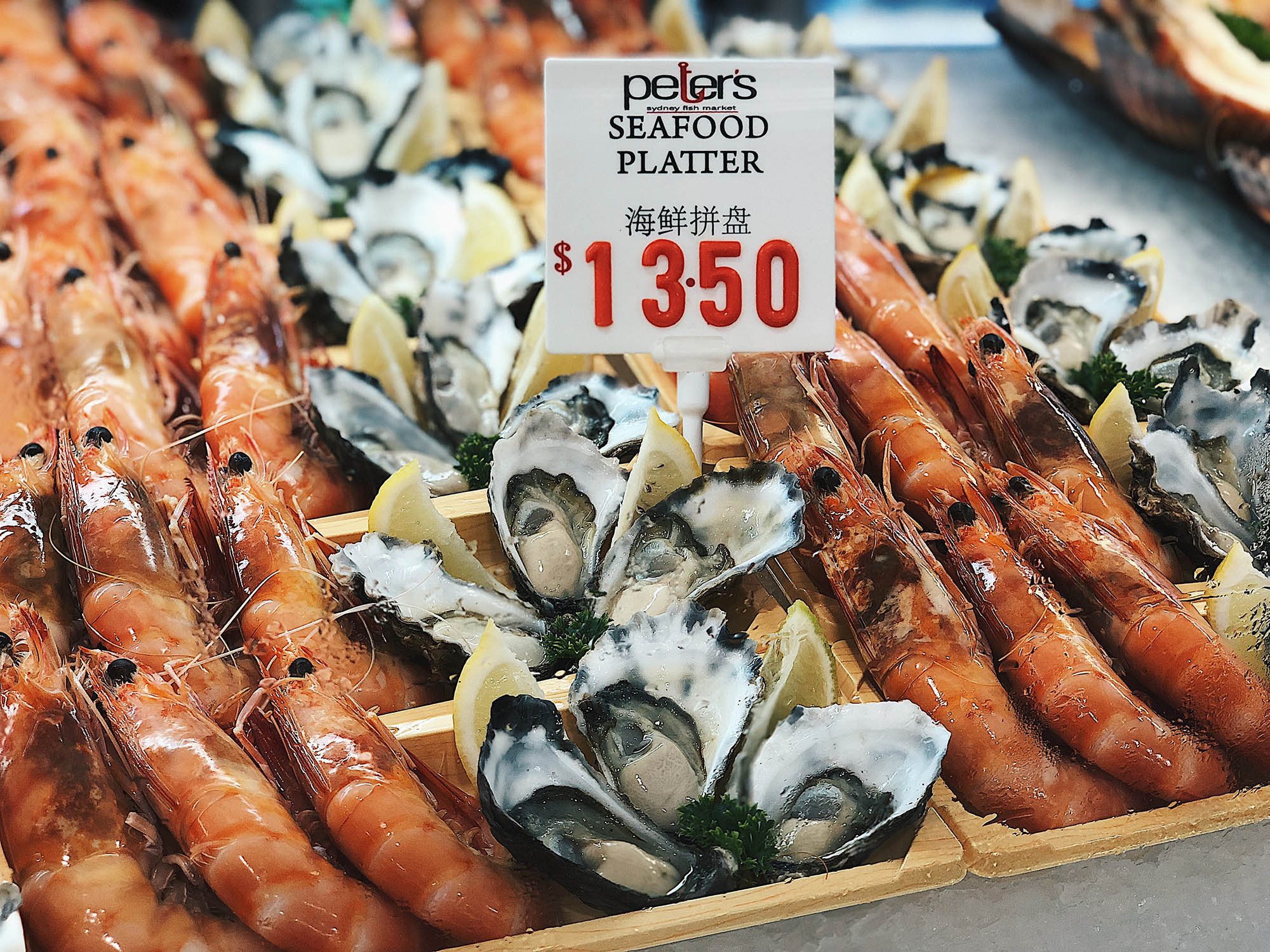 Тарелка морепродуктов на рынке стоит 13,5 $