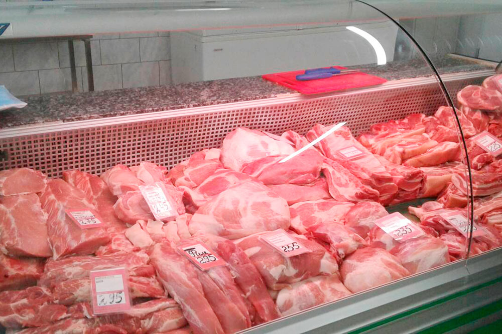Свинина в продуктовом магазине в одном из спальных районов города: филе — 295 <span class=ruble>Р</span>, лопатка — 275 <span class=ruble>Р</span>, ребра — 245 <span class=ruble>Р</span>