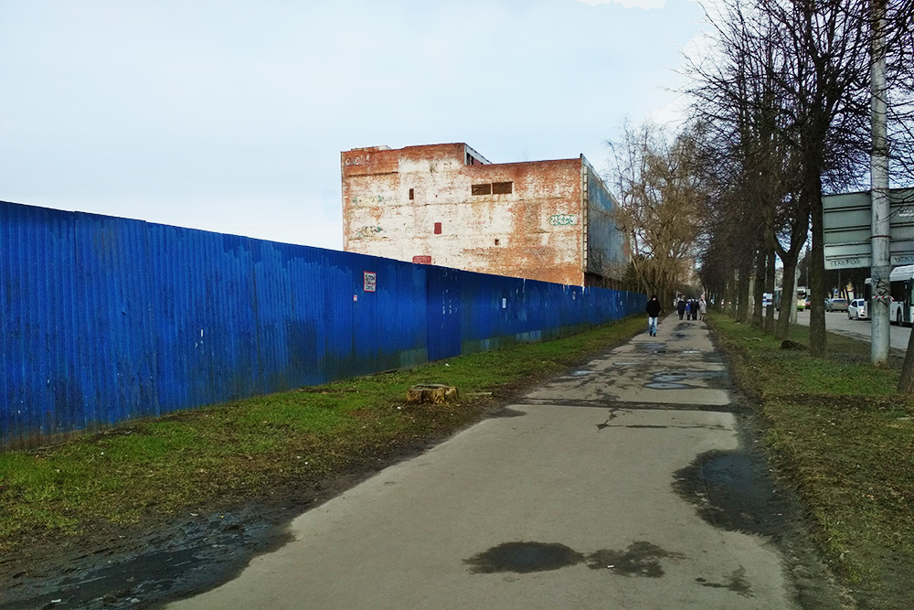 Кирпичная стена — это недостроенный корпус бывшего радиоэлектронного завода «Волна»