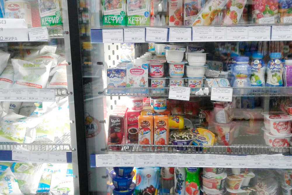 Цены на молочную продукцию: литр кефира — 100 <span class=ruble>Р</span>, маленький стакан йогурта — 40 <span class=ruble>Р</span>, литр молока — 80 <span class=ruble>Р</span>