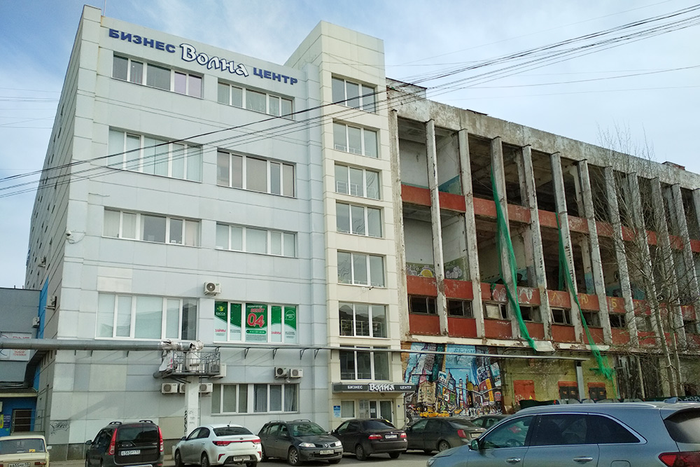 Бизнес-центр расположен в недостроенной части заводского корпуса. Выглядит ужасно, но я уже привык. Документы на финскую визу ношу сюда