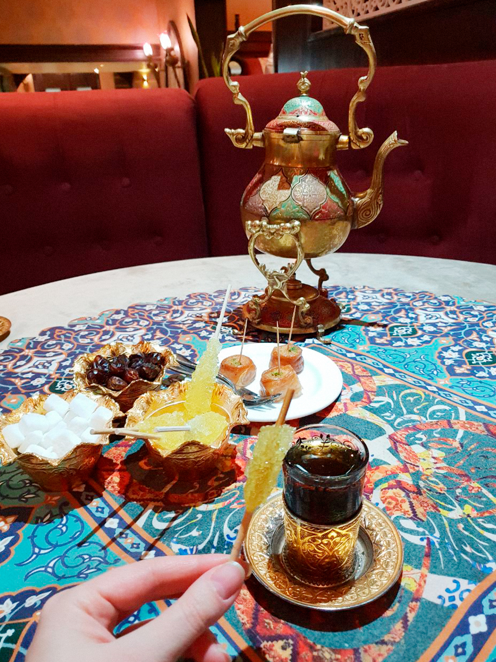 Так красиво подают чай в ресторане персидской кухни. Сахар с шафраном на палочке называется «набот»