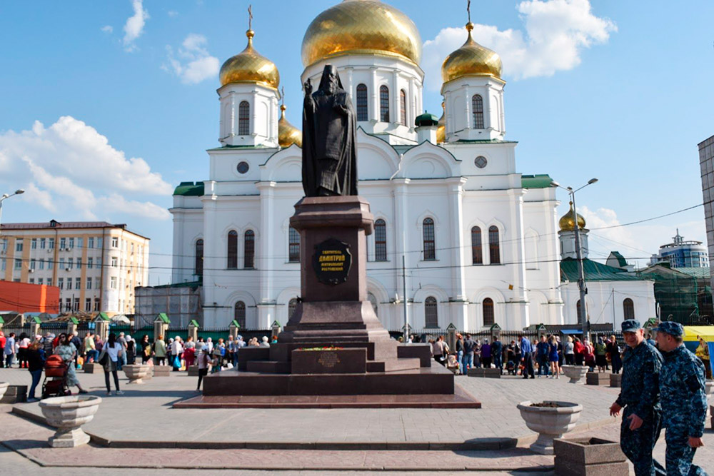 Покровский храм и памятник покровителю города — святому Димитрию Ростовскому, до 2007 года тут был фонтан имени Кирова