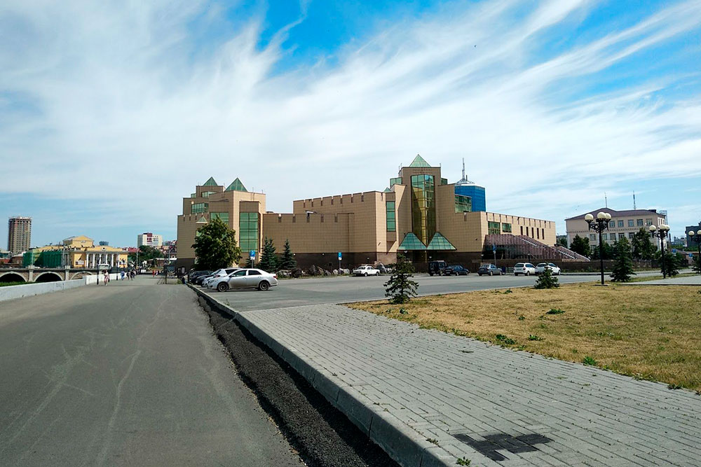 В краеведческом музее проходят временные выставки. Мы попали на экспозицию, посвященную индейцам Великих Равнин, пофоткались в шляпах из перьев. Здесь хранится знаменитый челябинский метеорит. Билет на все выставки стоит 350 рублей