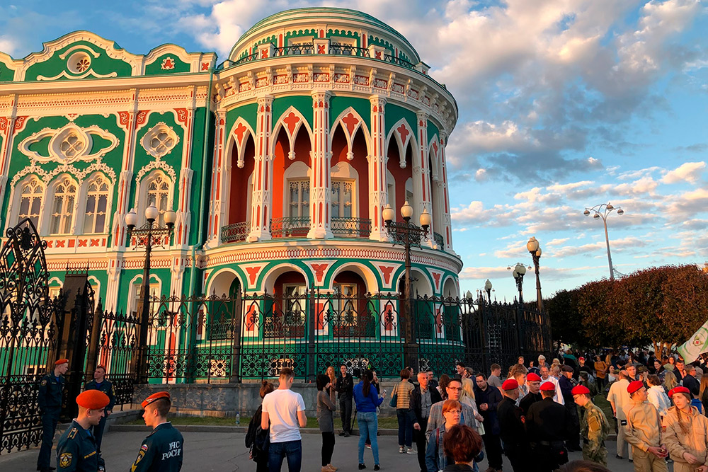 По легенде, богатый купец Николай Севастьянов хотел покрыть крышу своего особняка золотом, но городские власти не разрешили. Так можно было украшать только храмы. В наказание за дерзкое намерение купца приговорили ходить каждое утро до ближайшей церкви в чугунных калошах. В 2008 году особняк отдали под резиденцию президента России на саммите ШОС