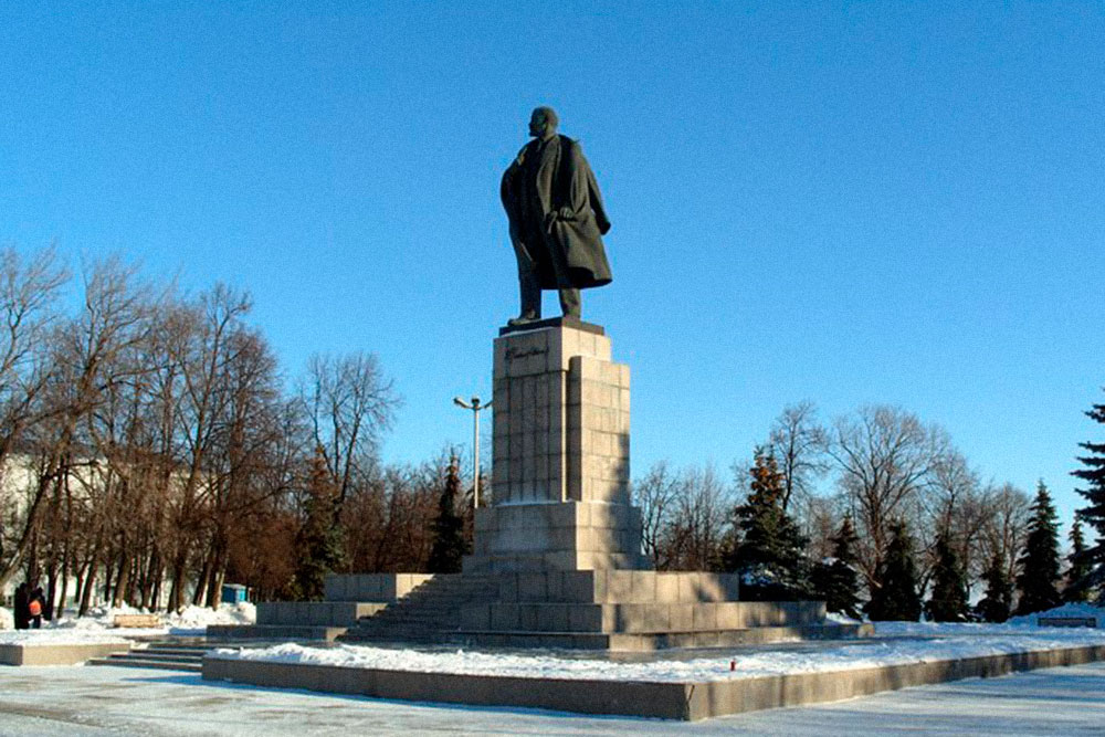 Памятник Ленину на Соборной площади — она же бывшая площадь 100-летия Ленина