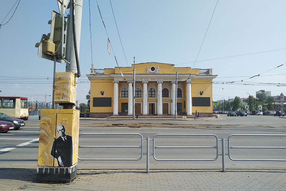 Концертный зал имени Прокофьева. Слева под светофором местные урбанисты нарисовали на электрощитке самого Прокофьева. Три года назад сиденья были старыми и неудобными. Билеты на местные мероприятия стоят 200 рублей